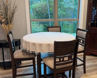 Heritage Cove Hide Away charming 3 bed New Albany only 35 min from Oxford. - New Albany - Dining room