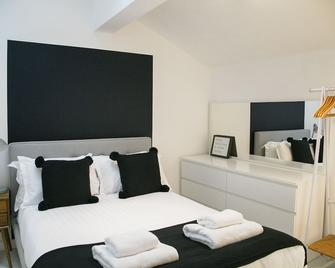 Deluxe 1 Bedroom Apartment - Harrogate - Bedroom