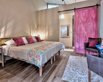 Beachfront villa with pool. Hosts big families, groups or small retreats. - Cahuita - Bedroom