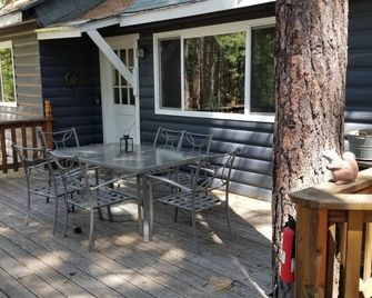 PinecrestAreaRentals #20 Cozy Mountain Cabin. Book 2nights 3rd free March/April. - Long Barn - Patio