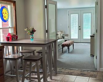 4 bedroom home, View and Access to Lake Tawas. Kayaks. Sleeps 9. King Bed. - East Tawas - Comedor