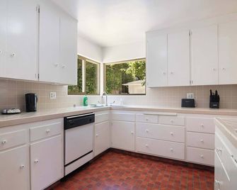 Brentwood Home + Big Yard in Gated Community - Los Ángeles - Cocina