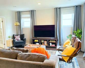 Spacious and Serene Baltimore Townhome - Baltimore - Living room