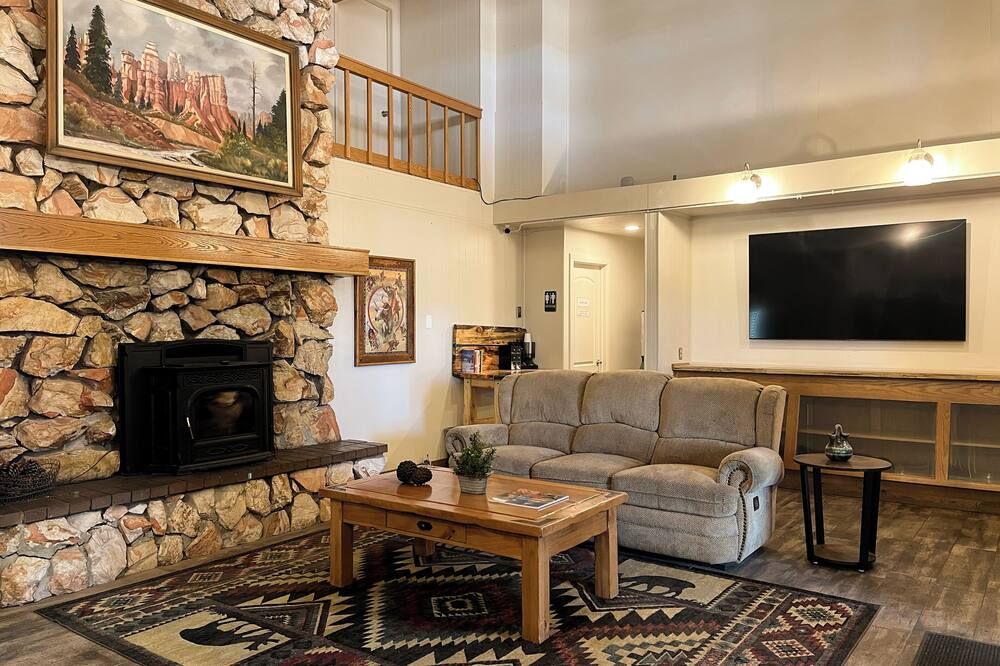 برايس كانيون باينز - بريس - غرفة معيشة