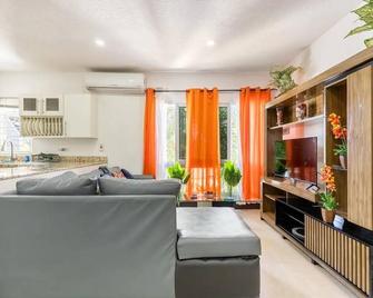 Unit 1 Palazzo Rickets Drive Runaway Bay - Runaway Bay - Living room