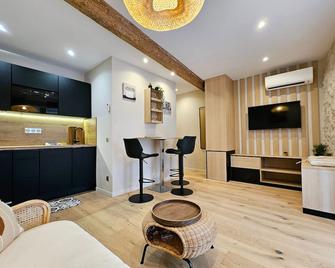 Le Rempart Studio - Charmant Studio Vieil Antibes - Antibes - Living room