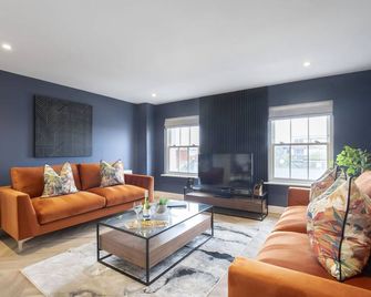 Elliot Oliver - Luxury Three Bedroom Town Centre Apartment With Parking - Cheltenham - Living room