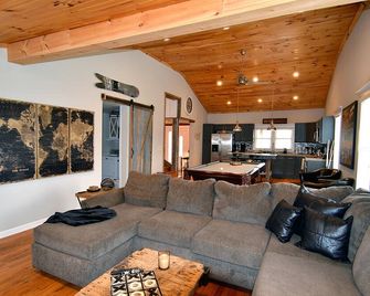 Cozy farmhouse! Pool table, fire pit, minutes to Lake James, downtown Marion! - Marion - Living room