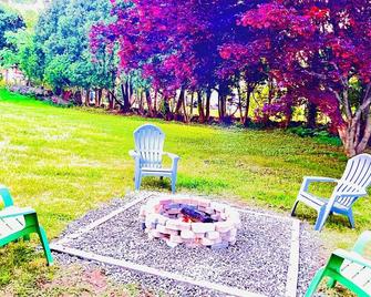 Uncasville Getaway “The Lovely Scape Retreat” 5 minutes to the Mohegan Casino. - Montville - Patio