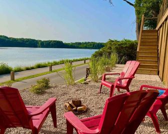 UncleLarry's Lake Place, Sleeps 10 & Hot Tub - LaPorte - Patio