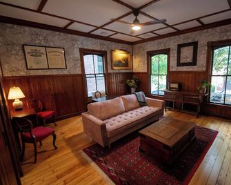 Vermont Downtown Oasis - Two Bedroom in Picturesque Downtown - Bennington - Sala de estar