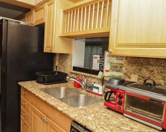 Place where you can call HOME - Fort Myers - Kitchen