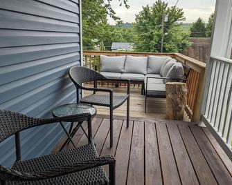 The Roots & River Guest House in Brunswick's Historic Downtown - Brunswick - Balcón