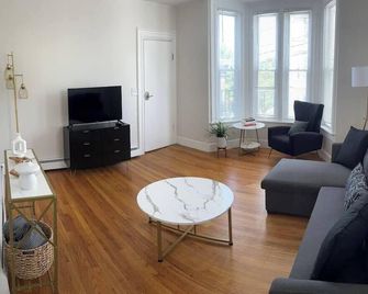 2 BR. Free Parking. 7 min to Federal Hill. 30 Min to Gillette Stadium. Apt 2 - Providence - Sala de estar