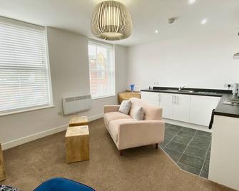 Friars House, Stafford By Bell Apartments - Stafford - Living room