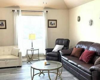 Central Spacious convenient I-10 - Gonzales - Living room
