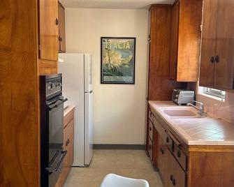 East Village Arts 1-bedroom condo with AC and WiFi in beautiful Long Beach. - Long Beach - Küche