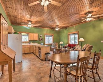 Secluded Bear Lake Getaway with Fire Pit and Porch! - Arcadia - Dining room