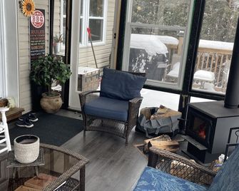 Charming with Modern Amenities, 3 brdms Waterfront, Flexible Rentals - Kawartha Lakes - Living room