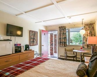 Gables Motel - Radium Hot Springs - Schlafzimmer