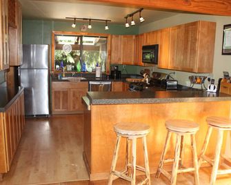 Buchanan's Bunkhouse with saltwater hot tub! @ Mt.Rainier Entrance! - Ashford - Phòng bếp