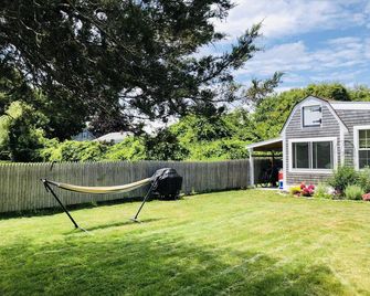 Cozy, Clean, Relaxing Beach Cottage Awaits You!! - Fairhaven - Patio