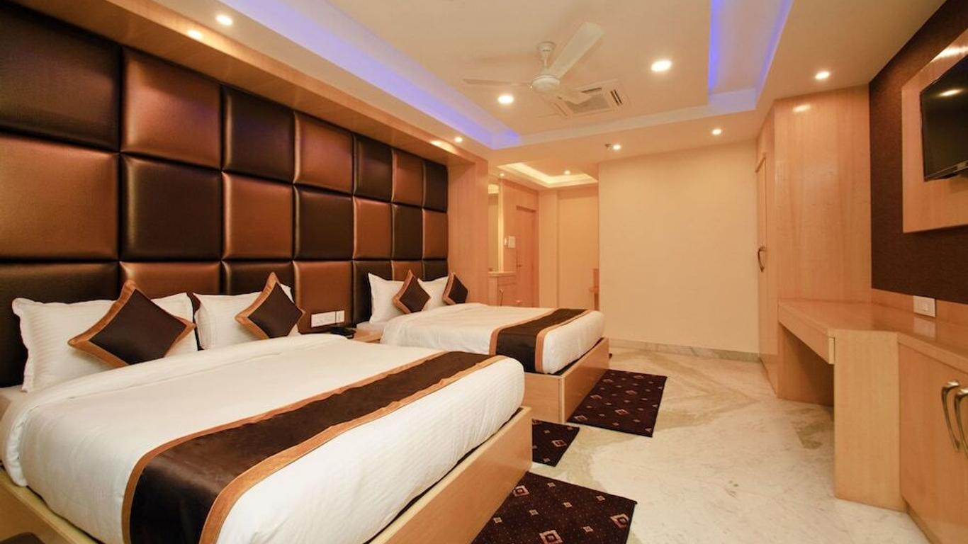 OYO 8565 Hotel Golden Palace