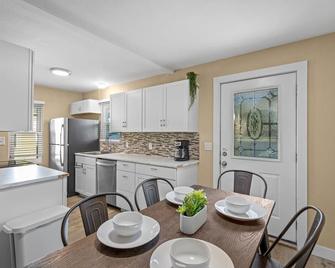 Snug, neighborly home perfect for your small group - Billings - Dining room