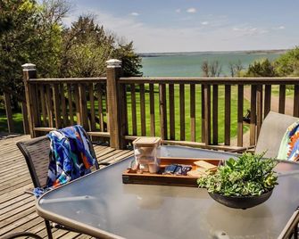 Steps from the water, firepit, large yard, family friendly - Chamberlain - Balcony