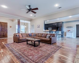Beautiful and Relaxing Ranch Home Retreat - Lorena - Living room