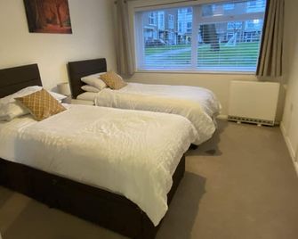 Contractor-Friendly Free Parking Fast Wifi Near Worksites Gatwick Manor Royal 2-Bed Sleeps 4 - Crawley - Slaapkamer