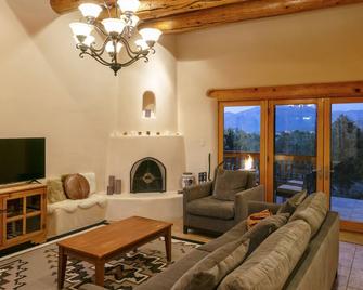 Adobe Villa with 360º Views and entrance to Carson National Forest. - Ranchos de Taos - Living room