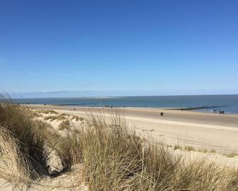 Quiet holiday home with pond view - approx. 500m to Grevelingen beach - Brouwershaven - Beach