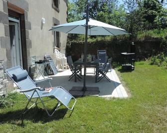 Gite du Montel, north of the Auvergne volcanoes natural park - Manzat - Patio
