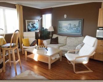 Above The Inlet - Sechelt - Living room