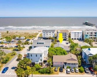 Salty Shack Unit B - Salty Shack - Dog Friendly Home - Across from the Beach - Central Location! - Folly Beach