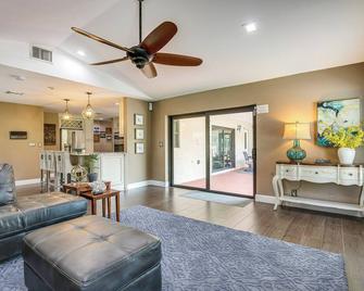 Near Golf & Beaches: Coral Springs Home w/ Yard! - Coral Springs - Living room