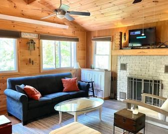 Cottage in the woods-Lake MI access - Pentwater - Living room