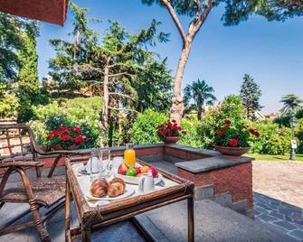 Resort La Rocchetta - Rom - Uteplats