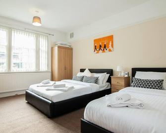 Well equipped large quadruple/family room @Jollys - Bootle - Bedroom