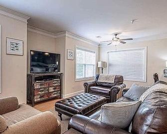 Spacious Condo on Lake Sinclair - Milledgeville - Living room