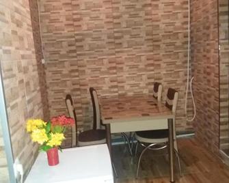 Hostel Anna - Bordshomi - Comedor