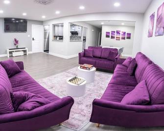 Modern 3 Bed 2 Bath Home With Parking: 2 Min Lga, 15 Min Jfk, 20 Min Manhattan - Queens - Sala de estar