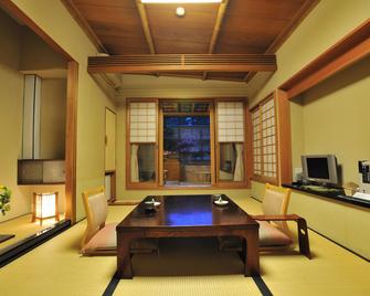 شيبو أونسين كوكويا - يامانوشي - غرفة طعام