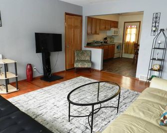 Side B-Cute and Comfortable Home near Waterfront - Madison - Living room