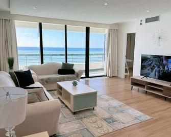 Alupang Beach Tower, Upgraded Units - טאמונינג - סלון