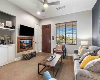 1 Br Condo Pool Hot Tub Sleeps 4 Views - La Quinta - Living room