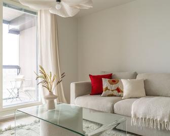 1-BR 11th Floor with Balcony - Oulu - Wohnzimmer
