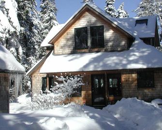 Tranquil Retreat on Woods Pond - Blue Hill - Edificio