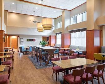 Providence Proximity: Stay Close to Downtown with Comfort | 2 Units - Smithfield - Restaurace